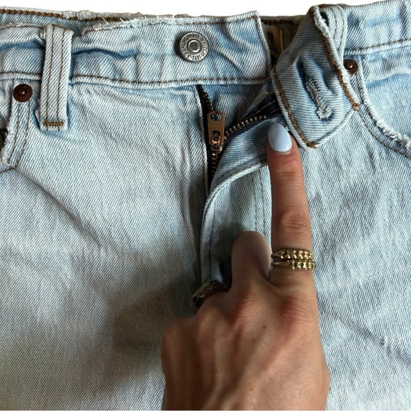 Abercrombie & Fitch The Mom Short High Rise Light Wash Distressed Raw Hem 28/6 - Picture 4 of 11